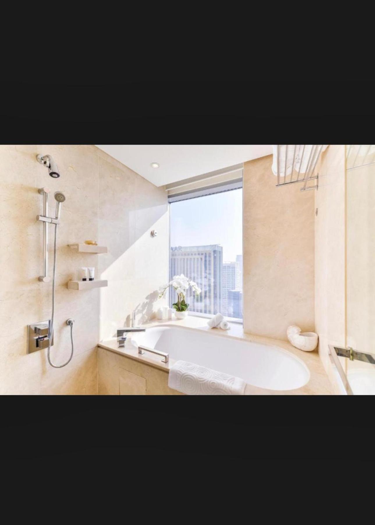 Address Marina Mall - Full Marina Views, Balcony, Kitchen & Parking Apartment *