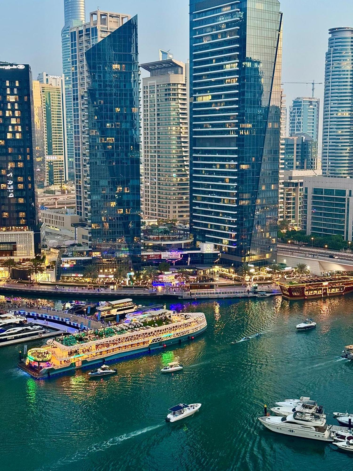 Address Marina Mall - Full Marina Views, Balcony, Kitchen & Parking